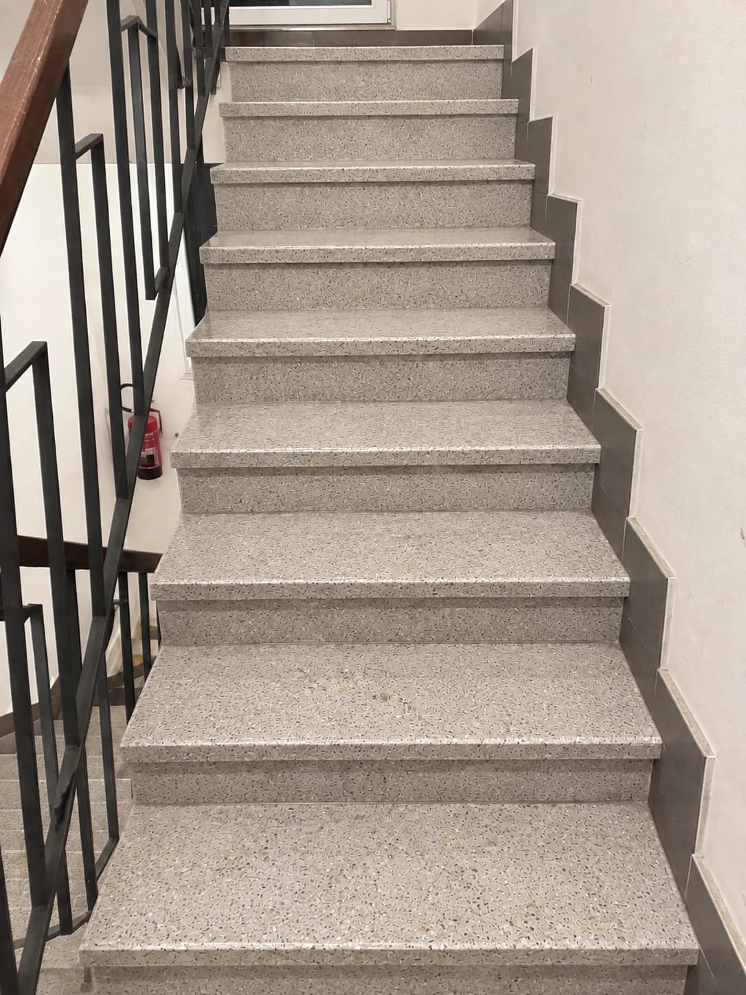 Vyčištěné teracové schodiště po renovaci