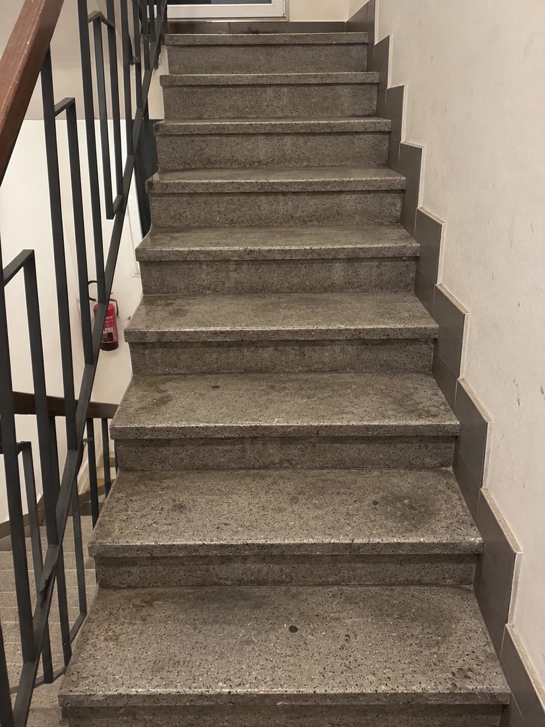 Znečištěné teracové schodiště před renovací